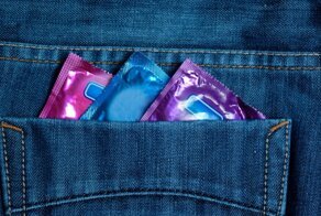 Не хотят в койку: в мире упали продажи презервативов