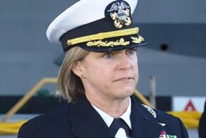 Первый выход авианосца США под командованием женщины–капитана омрачился инцидентом