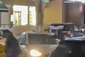 Недовольная ценой поездки москвичка забралась на крышу такси, чтобы позвонить в поддержку