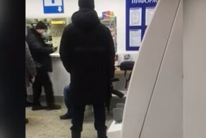 Пьяный красноярец пришел на почту с автоматом и навел суету