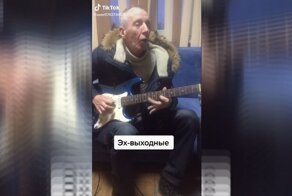 Слепой мужчина играет в гаражах Металлику и Нирвану