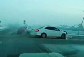 Встреча двух спешащих водителей на перекрёстке в Хакасии