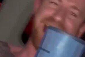 Авиакомпания заинтересовалась видео, в котором полуголый пьяный турист веселится вместе со стюардессой