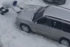 "Есть женщины в русских селениях": на Сахалине дама успешно вытолкнула застрявший автомобиль