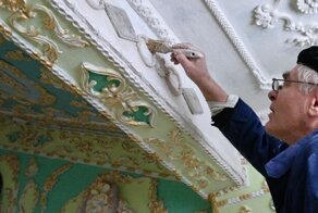 В Киеве пенсионер создал "дворец" в подъезде
