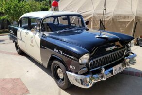 Полицейский автомобиль Chevrolet 1955 года выпуска, который на самом деле реплика