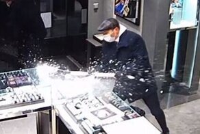 В Праге трое неизвестных ограбили магазин люксовых часов почти на миллион долларов