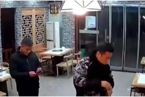 Бык атаковал посетителя кафе в Китае