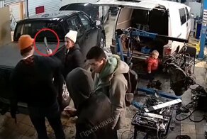 "Ты у меня сдохнешь!": в Петербурге супруги с ребенком устроили дебош в автомастерской