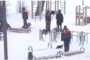 Коммунальщики "усердно" очищают детскую площадку от снега