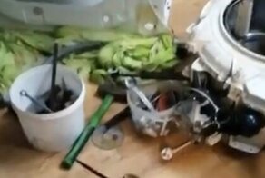 Мужчина с другом попытались починить стиральную машину