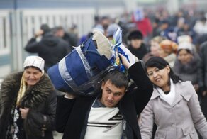 Мигранты приезжают в Россию и живут на пособия