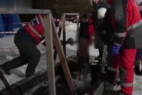 На Крещение, мать насильно окунула сына в ледяную воду