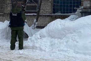 Директор строительного предприятия решил  показать, как убирать сосульки, и погиб под упавшей льдиной