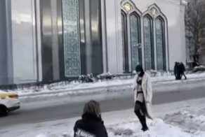 Полуобнаженная девушка сфотографировалась на фоне Соборной мечети в Москве
