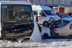 Авария дня. Водитель омской маршрутки натворил серьёзных дел