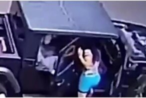 Девушке прищемили пальцы дверью автомобиля