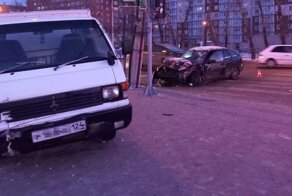 Авария дня. В Красноярске неадекватный водитель протащил по улице грузовик и травмировал пешеходов