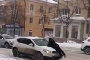 В Кирове водитель на BMW сбил семью с ребенком на пешеходном переходе