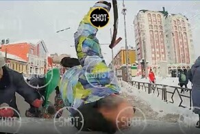 Сбил семью на пешеходном на свой зеленый... Водитель считает, что он не виноват