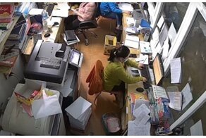 Женщина быстро и эффектно потушила свой загоревшийся смартфон