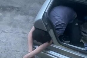 Мужчина выбрался из багажника через фару