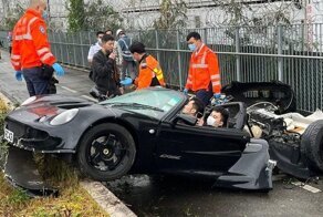 Водитель и пассажир чудом избежали смерти, когда спортивный Lotus влетел в фонарный столб