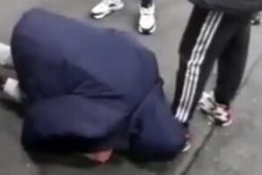 В Балашове подростки заставили школьника на коленях целовать ботинки