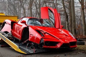 В Нидерландах механик разбил редчайший Ferrari Enzo, врезавшись в пень во время тест-драйва