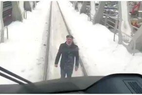 Пьяный мужчина остановил электропоезд, желая подраться с машинистом