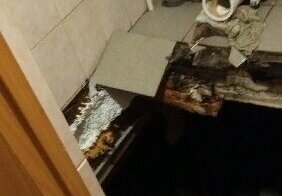 В жилом доме пол в ванной комнате провалился вместе с людьми