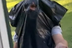 Как мужчина приносил своей дочке еду, когда она была на самоизоляции