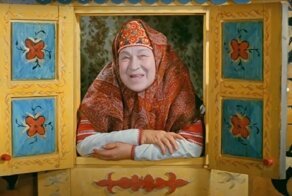 Бабушка в окошке из сказки Александра Роу
