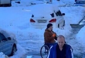 В Тимашевске инвалид сам почистил снег, чтобы проехать