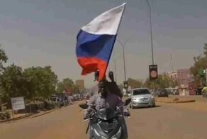 После государственного переворота жители Буркина-Фасо вышли на улицы с российскими флагами