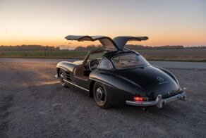Один из двух Mercedes-Benz 300 SL Gullwings 1955 года в темно-сером цвете «Dunkelgrau»