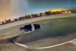 Полицейский принял «ледяное крещение» во имя спасения