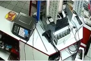 Мужчина попытался ограбить магазин с помощью дверной ручки