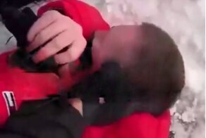 В Москве сотрудник ОМОН пнул бабушку и был избит её внуком из СОБРа