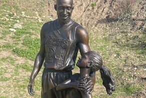 На месте гибели Коби Брайанта и его дочери установили памятник