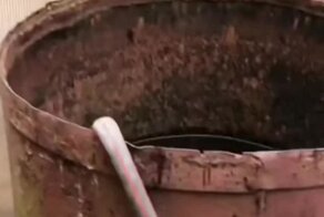 Как сделать так, чтобы шланг не вываливался из бочки