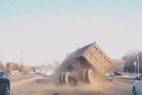 В Алматы грузовик на полном ходу потерял задний мост