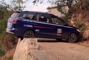 Идеальное чувство габаритов: нет такой узкой дороги, где бы этот парень не смог развернуться