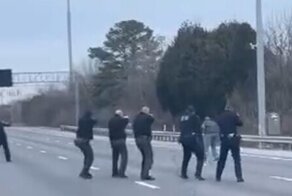 Во время задержания в США мужчина сделал резкое движение - и полицейские открыли ураганный огонь