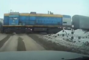 КамАЗ и тепловоз столкнулись на железнодорожном переезде в Казахстане
