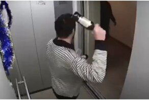 Повторный приход: атаковавший своё отражение в лифте мужчина вновь дал о себе знать