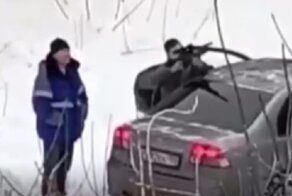 Коммунальщики в Нижнем Новгороде нашли оригинальный способ сбивать сосульки с крыш