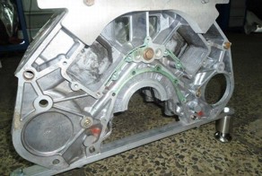 Стеклянный столик из мотора (15 фото)