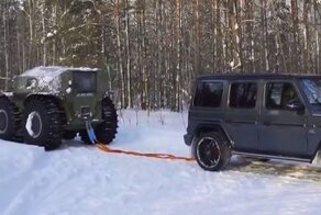 Вездеход «Шерп» против мощного «Гелендвагена» в перетягивании каната на снегу