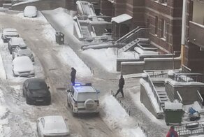 Житель Петербурга выпал из окна на проходившую мимо девочку